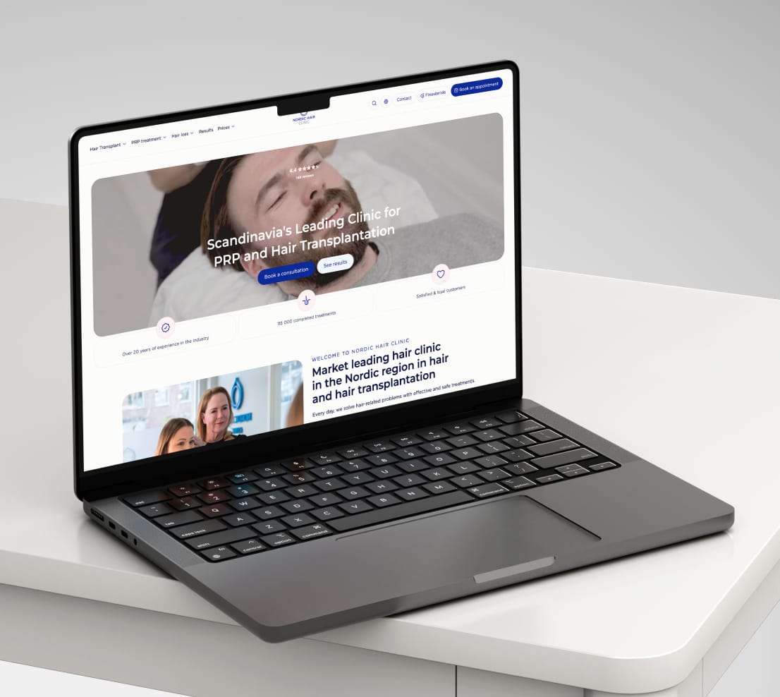 Laptop på ett mörkt träbord som visar Nordic Hair Clinics webbplats