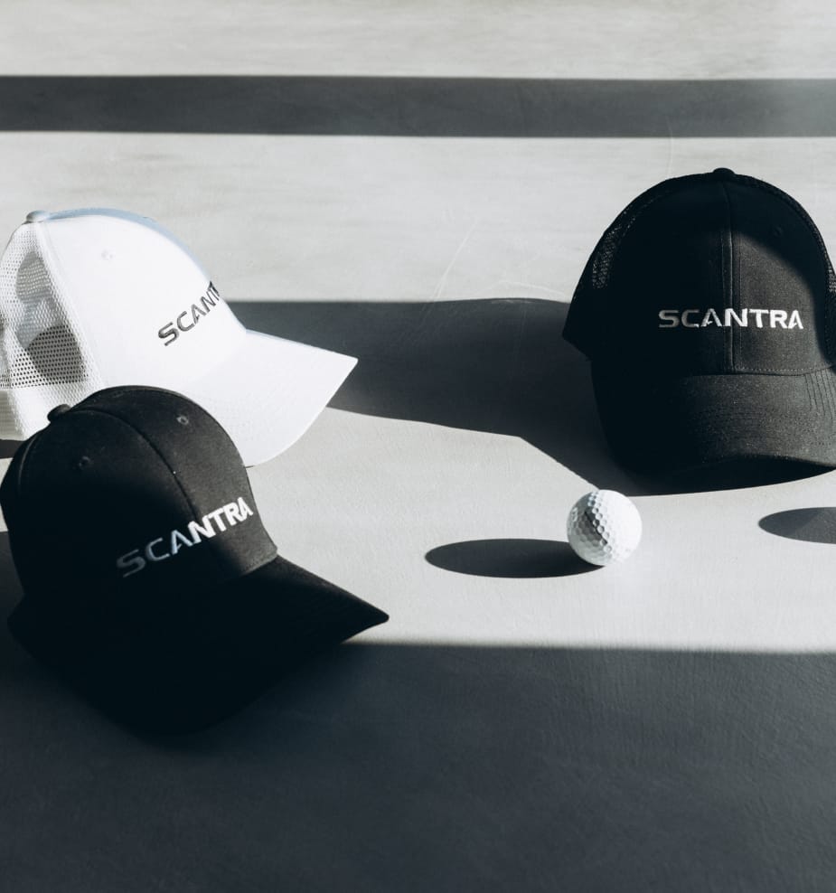 Scantra-märkta kepsar uppställda som produktbild
